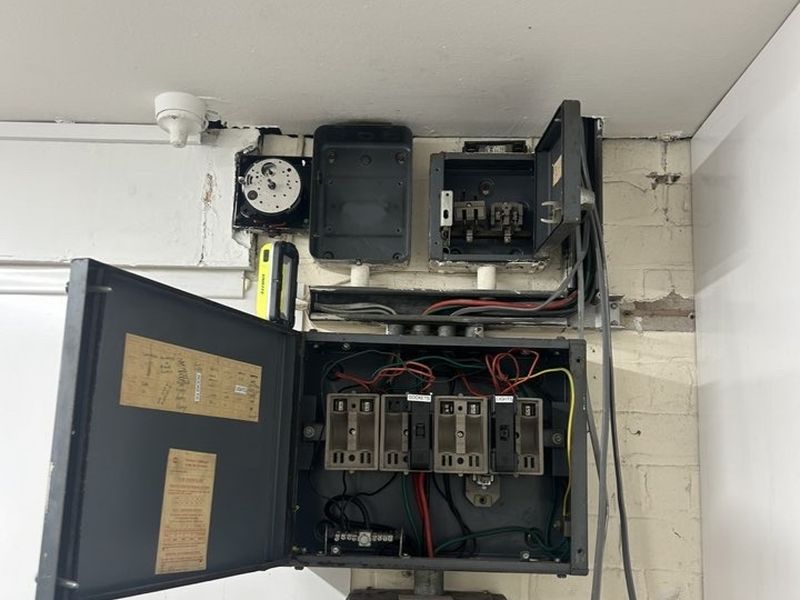 Old rewireable fuse board before the upgrade